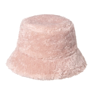 Détail d'un chapeau cloche rose doux et pelucheux en laine d'agneau pour l'hiver