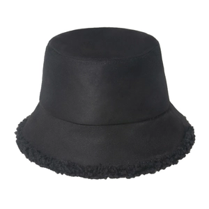 Détail du bob en daim noir avec doublure en polaire chaude et bordure texturée d'hiver