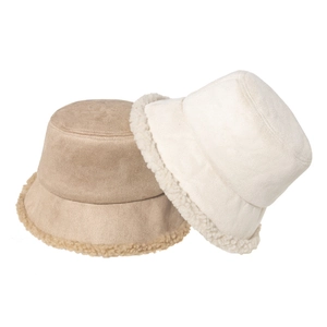 Chapeaux bob d'hiver en suédine kaki et beige avec bordure en polaire duveteuse