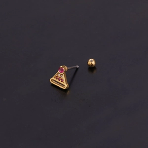 Détail d'une boucle d'oreille triangulaire dorée ornée de zircons roses et blancs