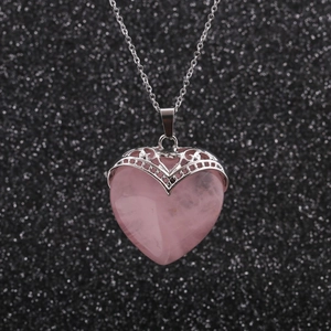Collier avec pendentif cœur en quartz rose et chaîne argentée élégante pour femme