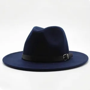 Détail d'un chapeau fedora en laine bleu marine avec bandeau en cuir et boucle argentée