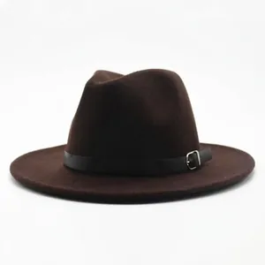 Détail d'un chapeau fedora en laine marron foncé avec ruban en cuir noir et boucle argentée