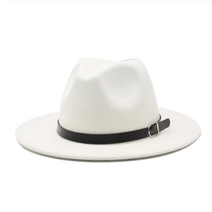 Vue détaillée d'un chapeau fedora blanc en laine avec ruban en cuir noir et boucle
