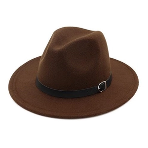 Détail d'un chapeau fedora en laine marron avec bandeau en cuir noir et boucle argentée