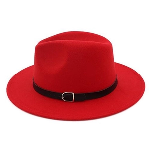 Chapeau fedora en laine rouge classique avec bande en cuir noir et boucle argentée sur blanc