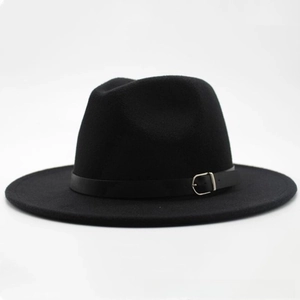 Détail d'un chapeau en laine noir avec une fine bande en cuir et une boucle en argent