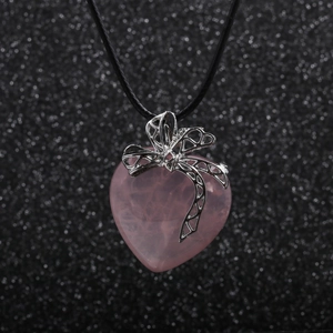 Pendentif cœur en quartz rose avec nœud argenté sur cordon en coton ciré noir