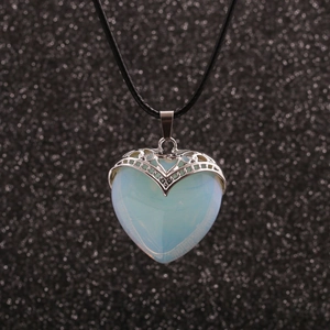 Collana minimalista con cordino cerato nero e ciondolo a cuore in opale bianco latte e argento