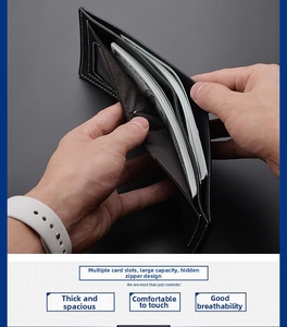 Vue intérieure du portefeuille fin en cuir noir avec fentes pour cartes et poche zippée
