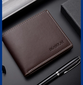 Détail du portefeuille en cuir marron foncé avec surpiqûres blanches et logo embossé