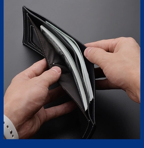 Détail de l'intérieur d'un portefeuille noir avec fente pour billets et fenêtre ID