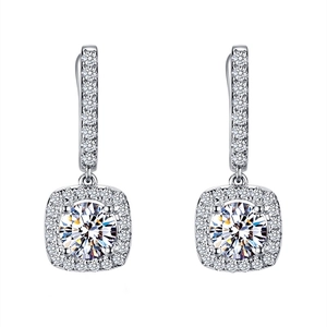 Vue détaillée des boucles d'oreilles en argent avec diamants ronds et halo