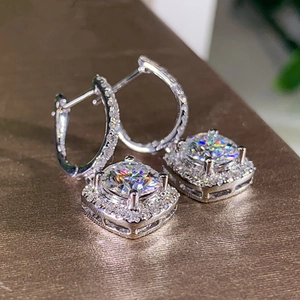 Boucles d'oreilles halo en argent avec zircons ronds sertis pour un look élégant