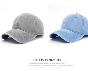 Dettaglio dei cappellini da baseball in cotone lavato grigio e azzurro su sfondo bianco