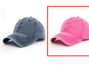 Dettaglio dei cappellini da baseball in cotone lavato nei colori blu e rosa