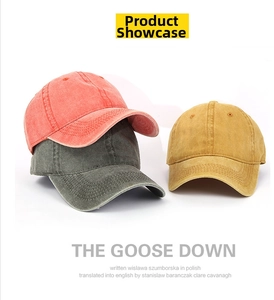 Tre cappellini in cotone lavato nei colori rosso ruggine, grigio antracite e giallo zenzero