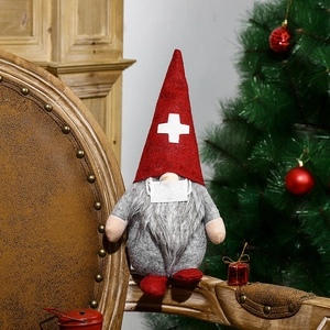 Poupée gnome de Noël en costume d'infirmière avec masque sur fauteuil en cuir vintage