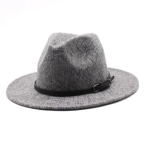 Gros plan détaillé d'un chapeau en laine gris avec ceinture en cuir noir et boucle en métal