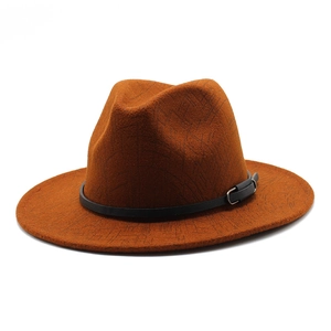 Détail du chapeau fedora orange rouille avec texture croisée et ruban en similicuir noir