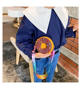 Détail du sac bandoulière pour enfants en forme de donut au chocolat et silicone