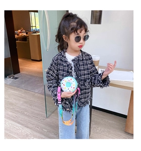 Vue détaillée du sac en silicone donut avec sangle arc-en-ciel porté par un enfant