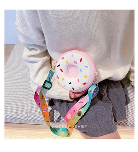 Vue détaillée du sac enfant donut en silicone rose avec une bandoulière colorée