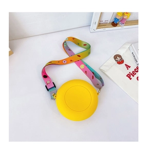Détail du sac donut en silicone jaune avec bandoulière réglable en dégradé coloré