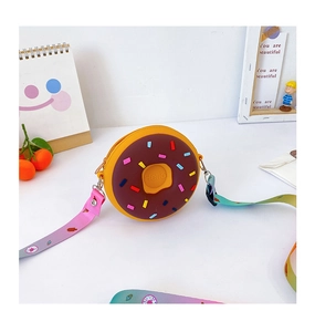 Détail du sac beignet en silicone pour enfant avec bandoulière et texte Hello