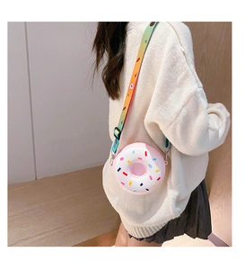 Détail du sac donut en silicone rose pour enfant avec bandoulière arc-en-ciel colorée