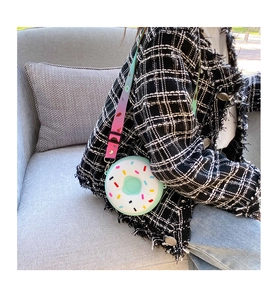 Détail d'un sac en silicone pour enfants en forme de donut avec bandoulière dégradée