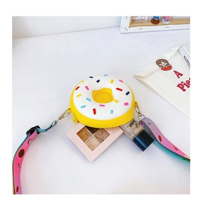 Gros plan du porte-monnaie en silicone jaune en forme de donut avec bandoulière imprimée