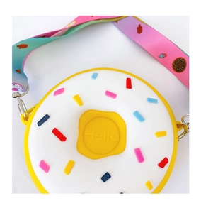 Détail du sac beignet en silicone pour enfant avec texte Hello et bandoulière arc-en-ciel