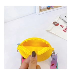 Détail du sac enfant beignet en silicone jaune montrant le rangement et la bandoulière