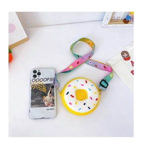 Détail du sac beignet en silicone pour enfant avec bandoulière arc-en-ciel