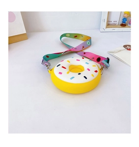 Détail du sac donut enfant en silicone jaune avec bandoulière dégradée colorée