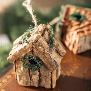 Rustikales Vogelhaus-Ornament aus Rinde mit Moos und natürlicher Hanfseil-Aufhängung
