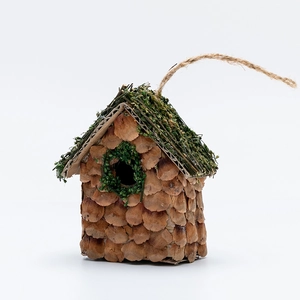 Handgefertigter Vogelhaus-Weihnachtsanhänger mit Kiefernschuppen und bemoostem Dach
