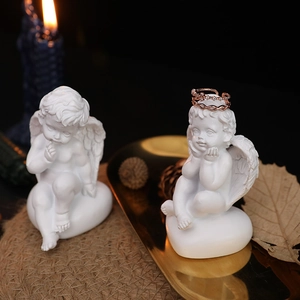Figurines d'anges élégantes en résine avec bague en or rose comme décorations de luxe