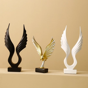 Moderne Engelsflügel Skulpturen aus Harz in Schwarz Gold und Weiß für minimalistische Deko