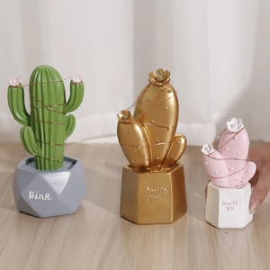 Ornamenti a cactus in resina con luci LED fatate nei colori verde oro e rosa