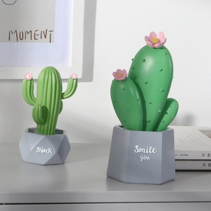 Statuine di cactus nordici in resina con fiori rosa su vasi geometrici per decorazione