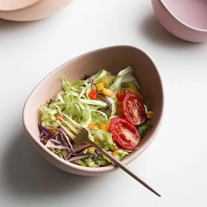 Insalatiera in ceramica Morandi viola opaco con insalata fresca e forchetta oro
