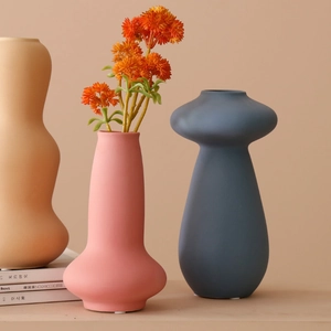 Set de tres jarrones nórdicos de cerámica rosa mate, azul y beige con formas abstractas