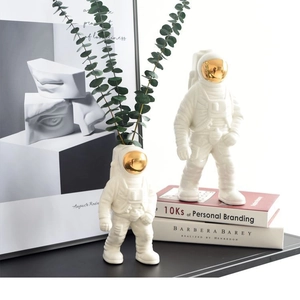 Figura De Astronauta De Cerámica Nórdica Moderna Jarrón Decorativo Para Flores Con Visera Galvanizada Dorada Decoración Del Hogar