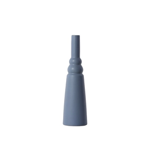 Moderne Morandi-blaue Keramikvase mit matter Textur und einzigartigem konischem Design