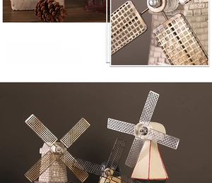 Dettaglio di ornamenti vintage a mulino a vento in resina con trama anticata e pale