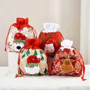 Detalle de bolsas de regalo de Navidad con figuras 3D de Papá Noel, reno y muñeco de nieve