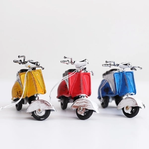 Handgefertigte Vintage-Motorroller-Modelle aus Metall in Gelb, Rot und Blau mit Antik-Finish