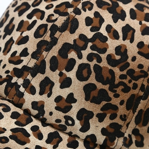 Dettaglio del cappello leopardato che mostra le cuciture e la trama del tessuto